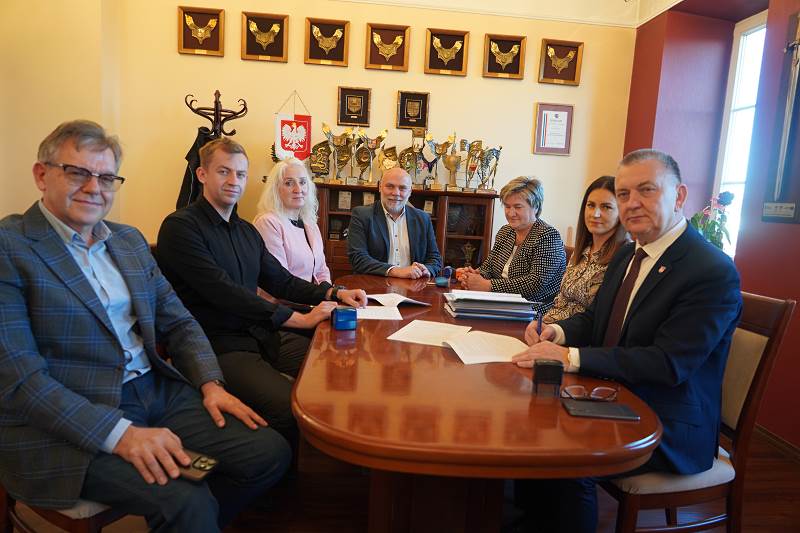 W samym centrum Chęcin powstanie nowoczesna remiza OSP. Umowa z wykonawcą budowy podpisana!